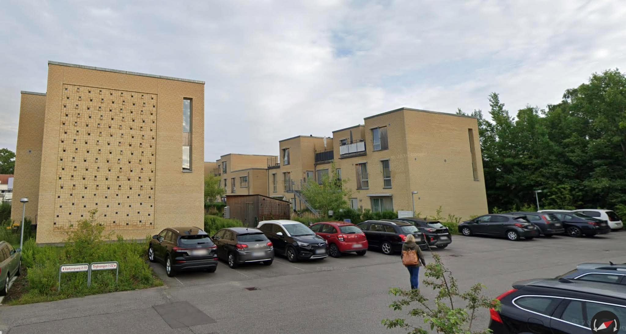 Teglvangens bebyggelse set fra ankomst- og parkeringsområdet